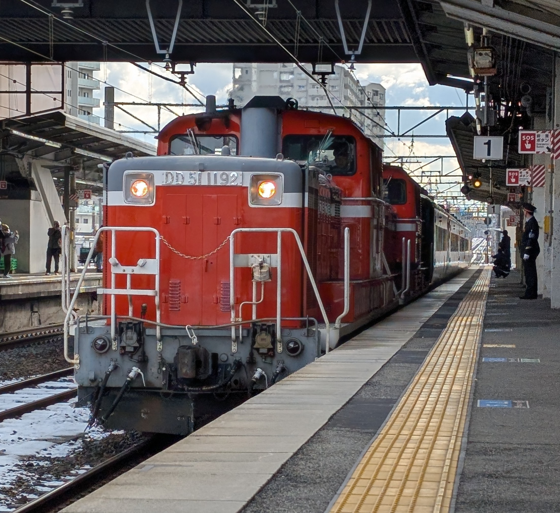鉄道・電車の写真フリー素材　DD51とサロンカーなにわ